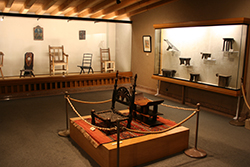 070】芹沢銈介の集めた椅子